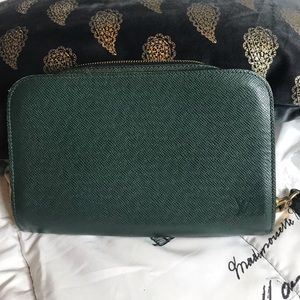 👉SOLD👈Authentic Louis Vuitton clutch taiga